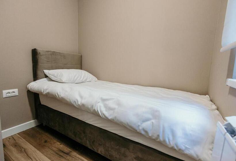 سوییت خانوادگی, Pansion Fawlty Towers Sarajevo