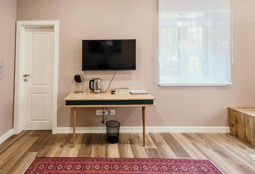 سوییت خانوادگی, Pansion Fawlty Towers Sarajevo