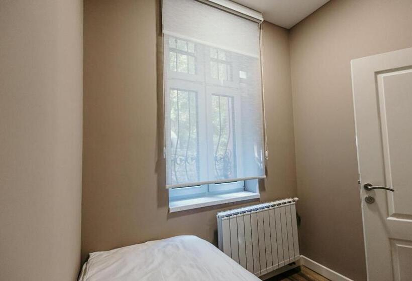 سوییت خانوادگی, Pansion Fawlty Towers Sarajevo