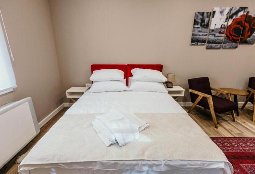 سوییت خانوادگی, Pansion Fawlty Towers Sarajevo