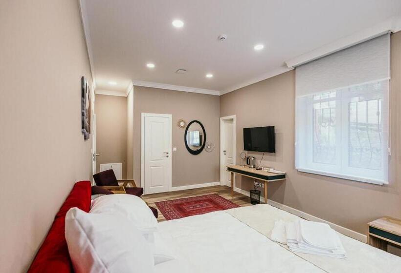 سوییت خانوادگی, Pansion Fawlty Towers Sarajevo