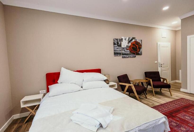 سوییت خانوادگی, Pansion Fawlty Towers Sarajevo