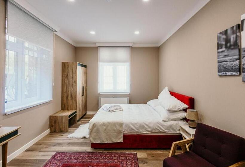 سوییت خانوادگی, Pansion Fawlty Towers Sarajevo