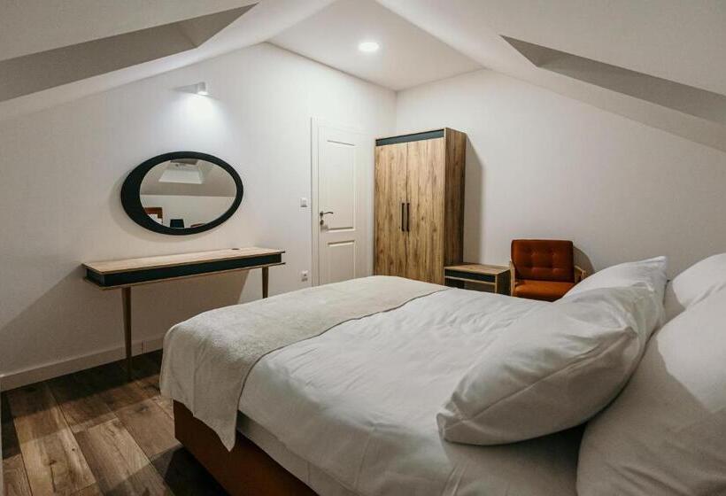 1 Bedroom Penthouse Apartment, Pansion Fawlty Towers Sarajevo