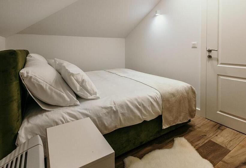 1 Bedroom Penthouse Apartment, Pansion Fawlty Towers Sarajevo