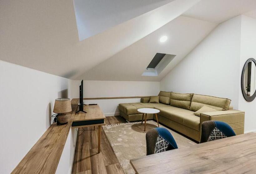 1 Bedroom Penthouse Apartment, Pansion Fawlty Towers Sarajevo