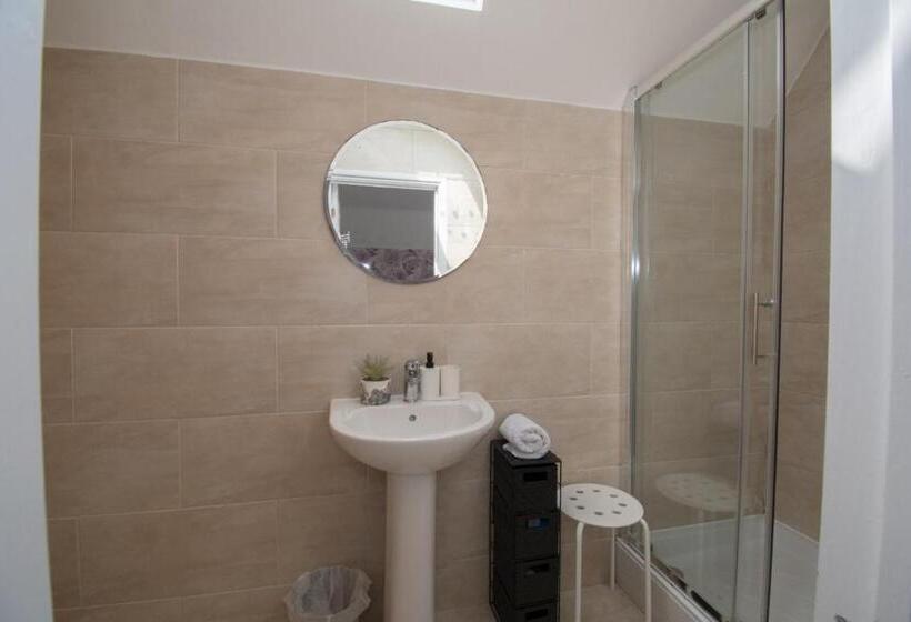 اتاق لوکس با تخت بزرگ, Elegant And Spacious Private Room With Ensuite