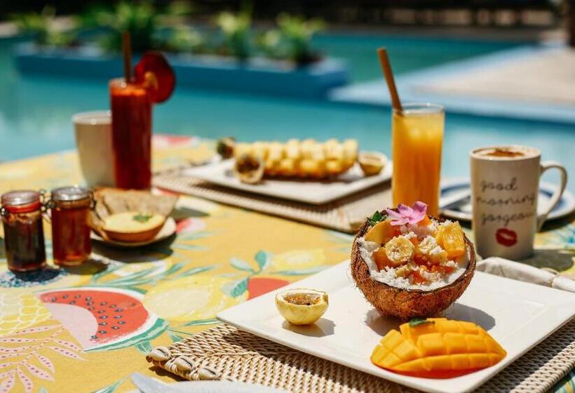 חדר קומפורט לשלושה, Mozambeat Motel