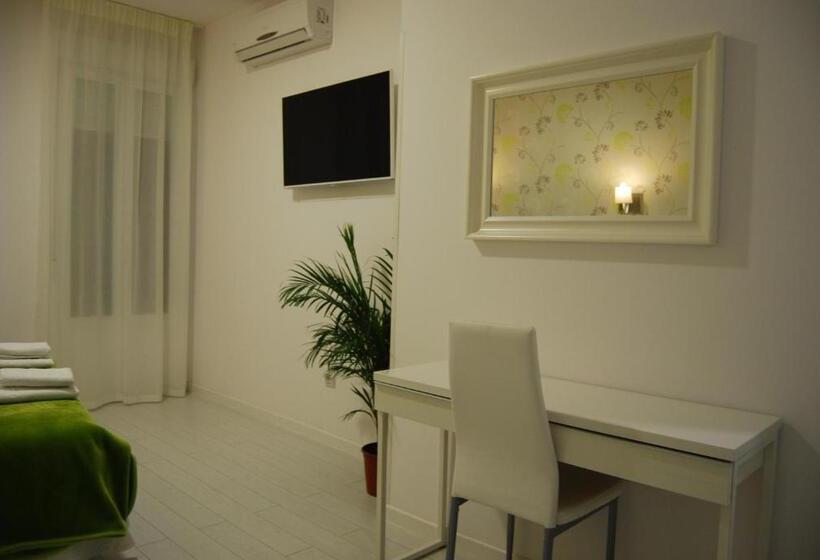 اتاق لوکس با تراس, Hostal Petite Maman