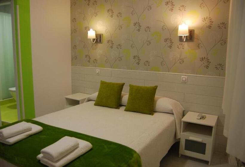 اتاق لوکس با تراس, Hostal Petite Maman