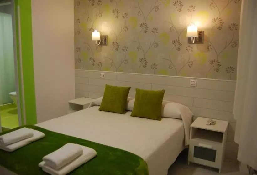 اتاق لوکس با تراس, Hostal Petite Maman