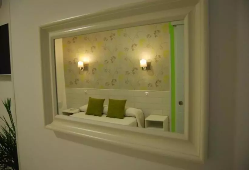 اتاق لوکس با تراس, Hostal Petite Maman