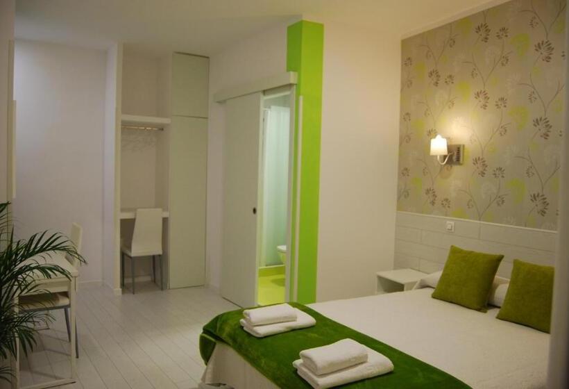اتاق لوکس با تراس, Hostal Petite Maman
