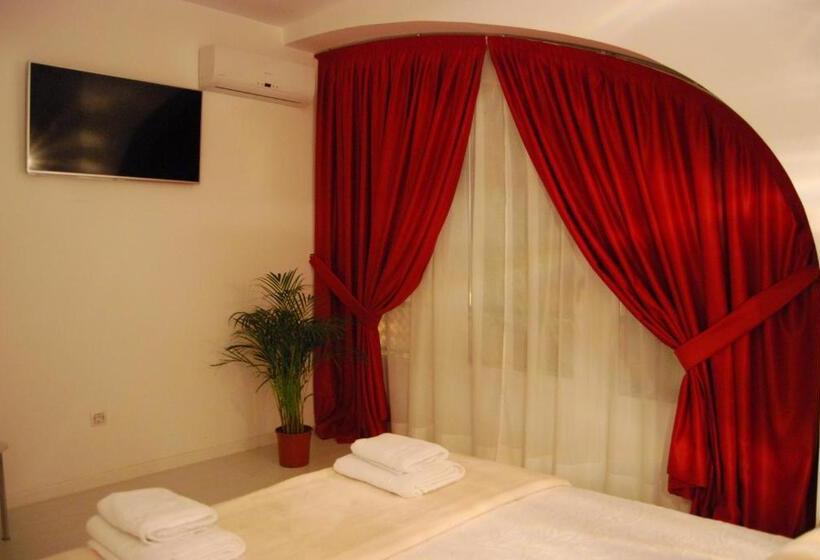 اتاق لوکس با چشم‌انداز شهر, Hostal Petite Maman
