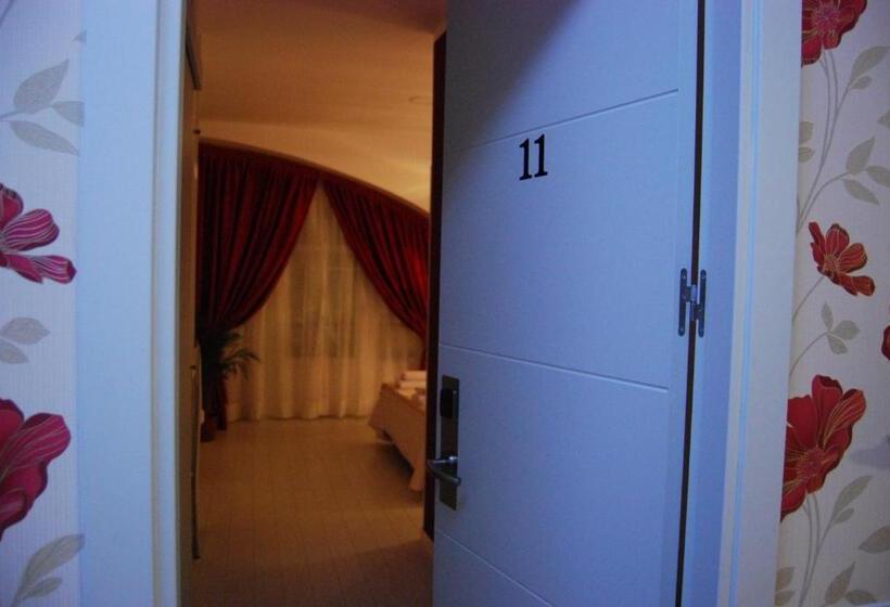 اتاق لوکس با چشم‌انداز شهر, Hostal Petite Maman