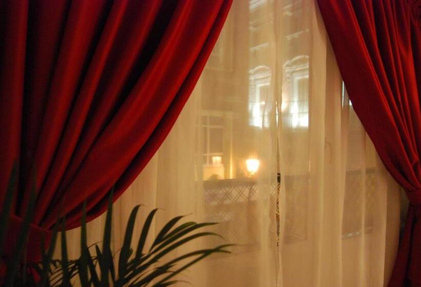 اتاق لوکس با چشم‌انداز شهر, Hostal Petite Maman