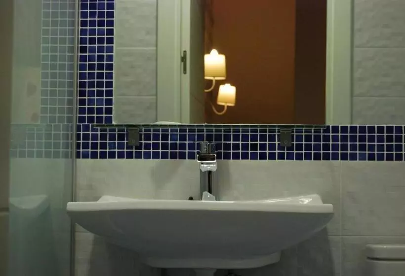 اتاق سوپریور سه تخته, Hostal Petite Maman