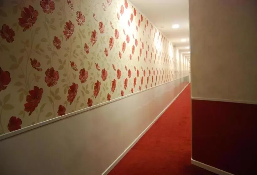 اتاق سوپریور سه تخته, Hostal Petite Maman