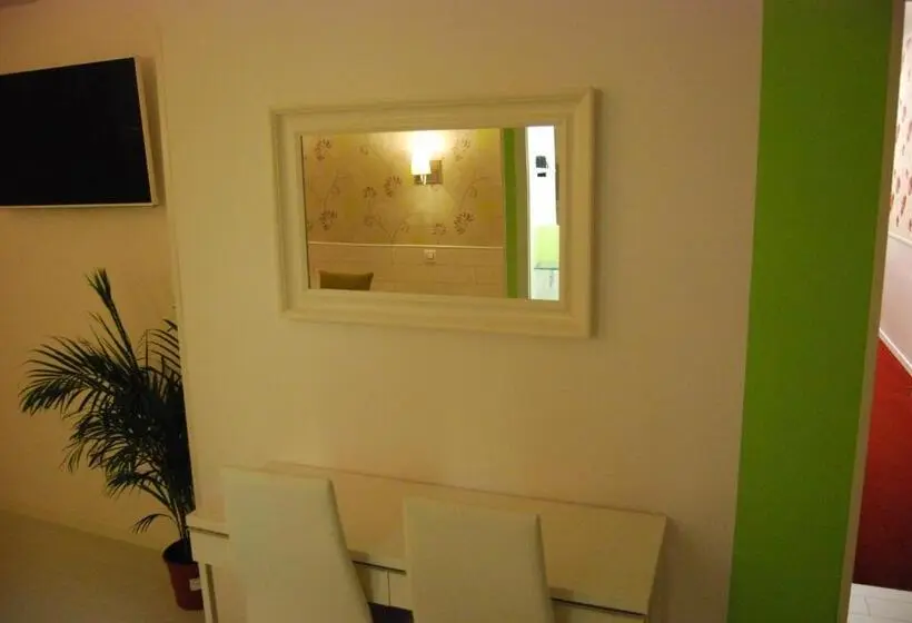 اتاق لوکس با تراس, Hostal Petite Maman