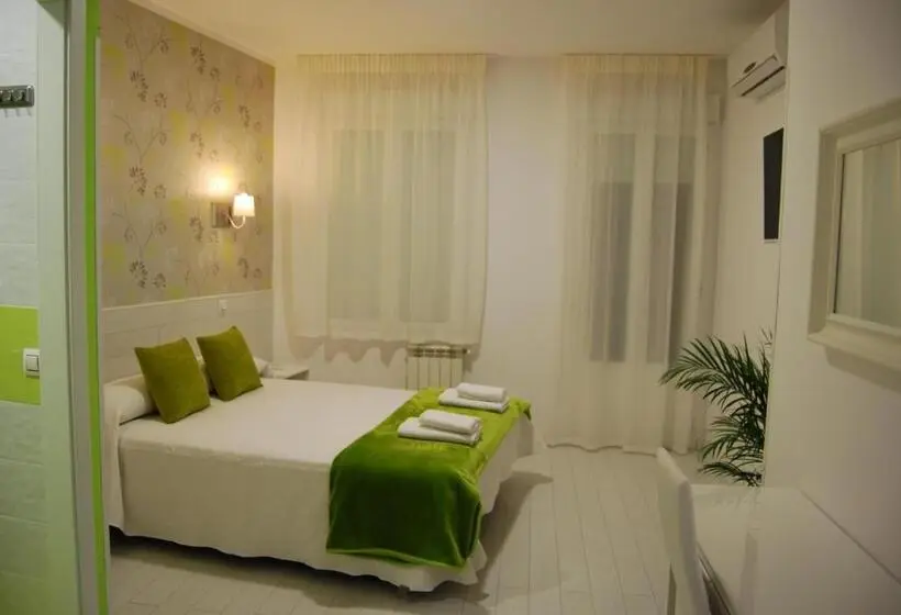 اتاق لوکس با تراس, Hostal Petite Maman