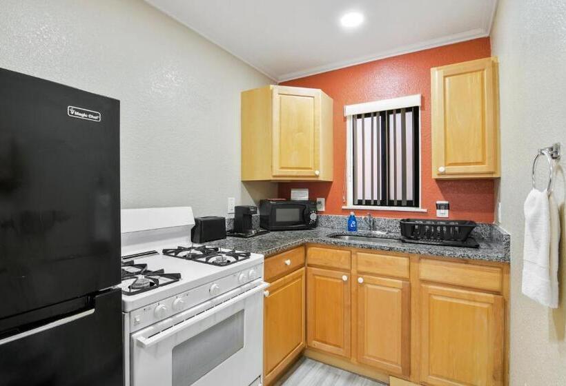 2 Bedrooms Suite Sea View, Anthony's On The Beach