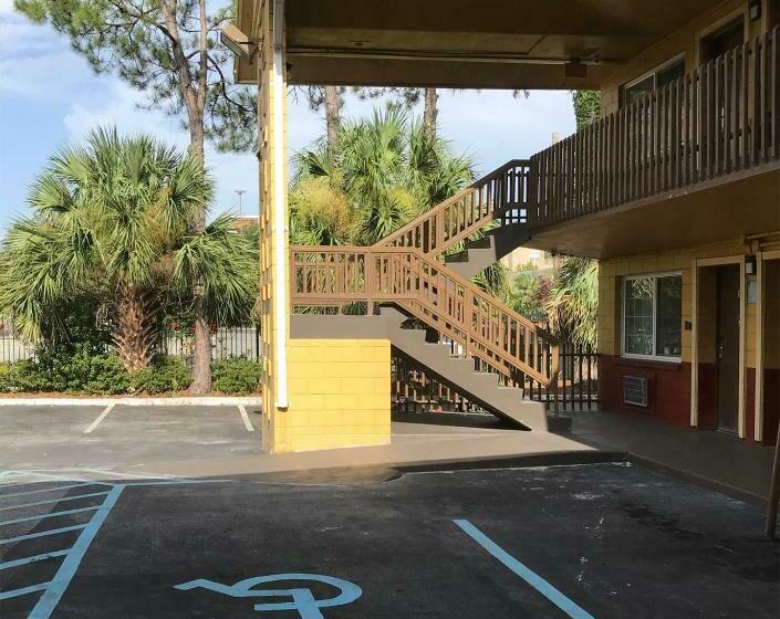 غرفة إقتصادية, Gainesville Lodge