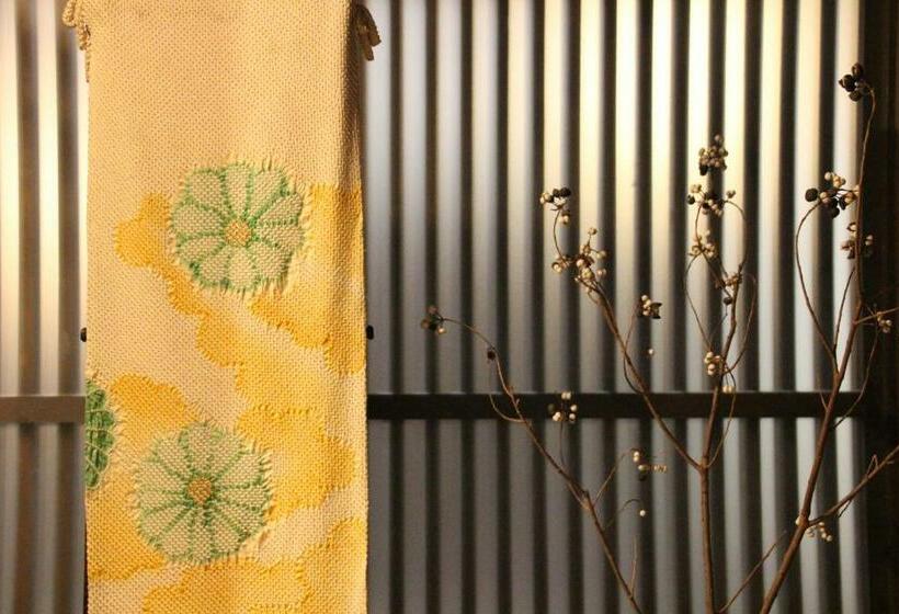 Ortak Banyolu Standart Oda, Haruya Higashiyama