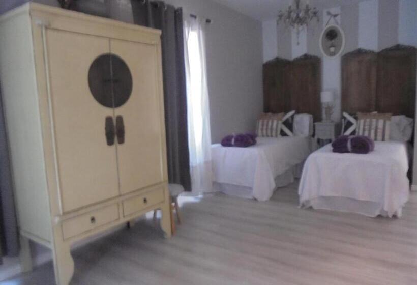 Семейный Номер, Tak Boutique Old Town