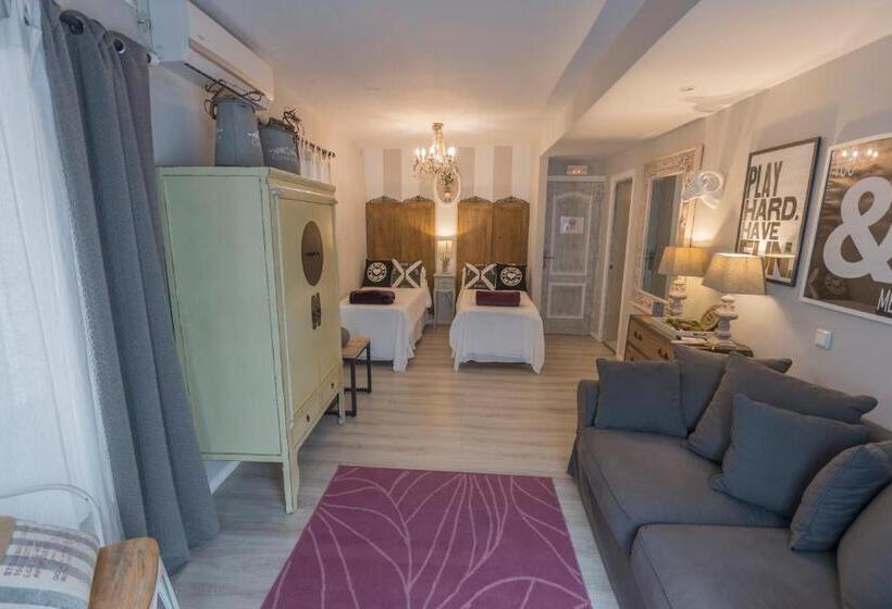 Семейный Номер, Tak Boutique Old Town