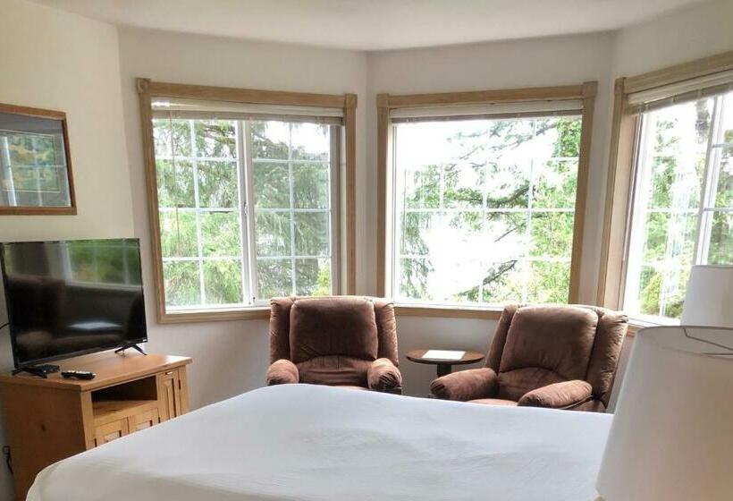 Standard studio with river view, The Landmark Inn