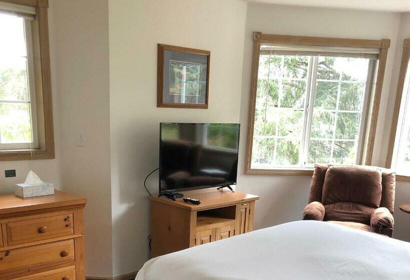 Standard studio with river view, The Landmark Inn