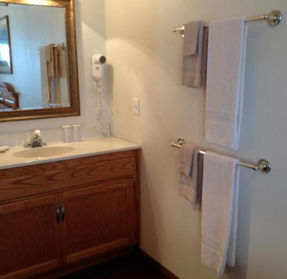 חדר משפחתי, The Landmark Inn