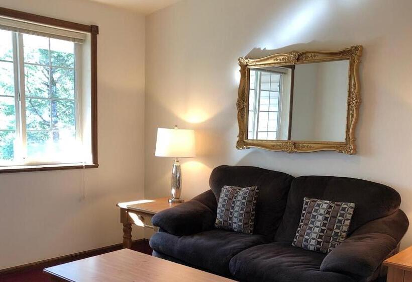 מיטת קינג בסוויטה, The Landmark Inn