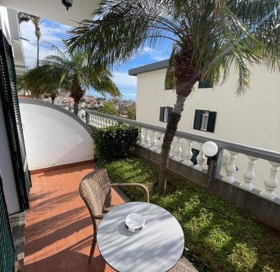 غرفة قياسية إطلالة جانبية علي البحر, Valhalla Panorama   The Old Residencial Pina