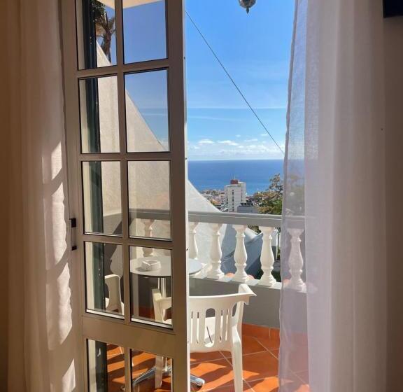 غرفة قياسية إطلالة جانبية علي البحر, Valhalla Panorama   The Old Residencial Pina