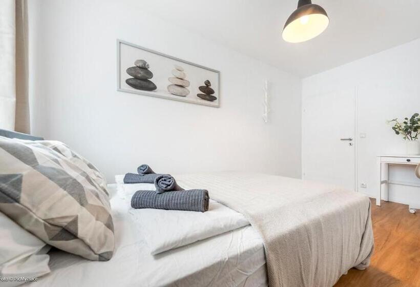 اتاق استاندارد با سرویس بهداشتی مشترک, Central City Lofts