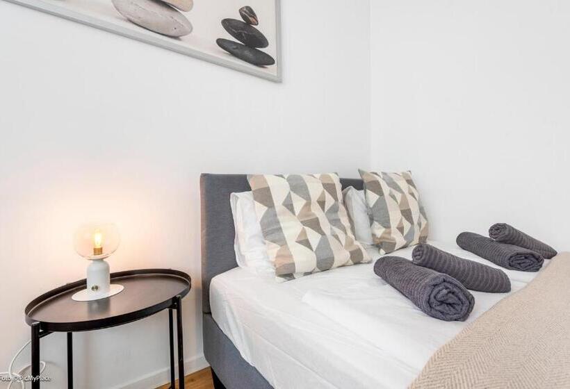 اتاق استاندارد با سرویس بهداشتی مشترک, Central City Lofts