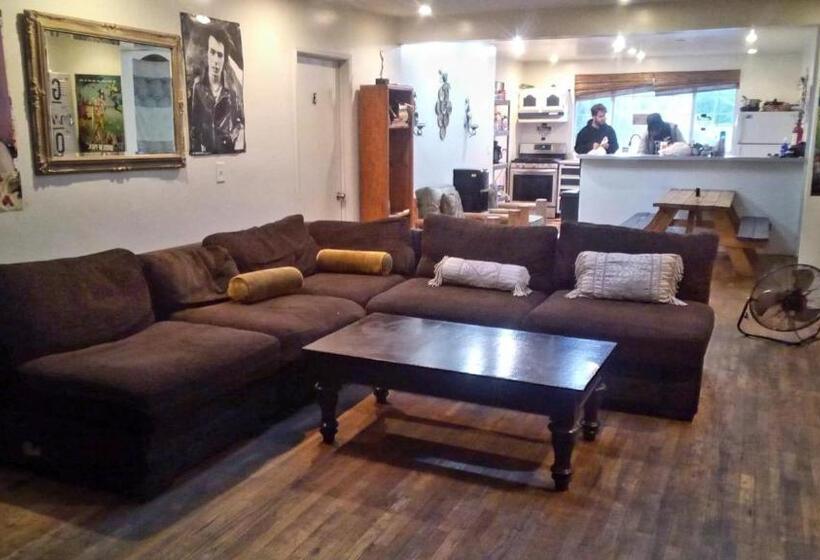 バス共有のスタンダードルーム, Los Angeles Zen Home