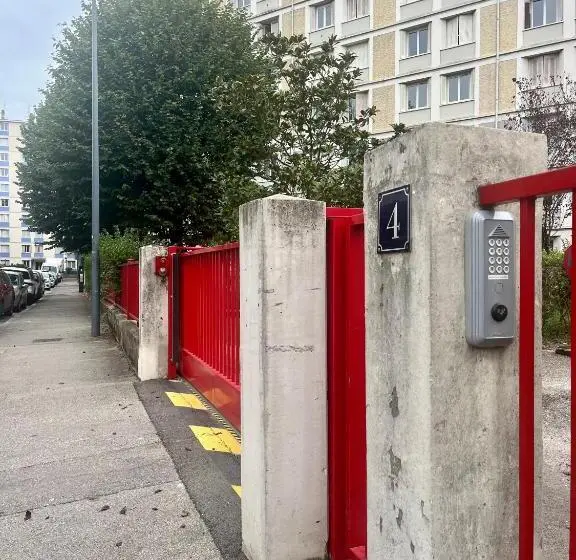 バス共有のスタンダードルーム, Chambre Privée Dans Un Appartement Partagé