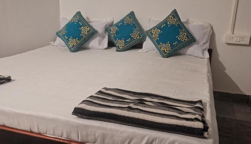 Quarto Deluxe, Cocks Town