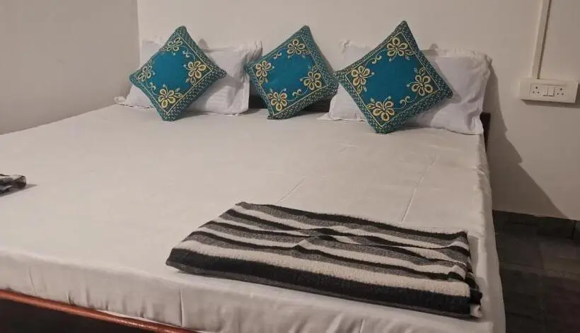 Deluxe Room, Cocks Town