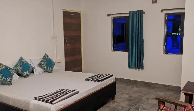 Deluxe Room, Cocks Town
