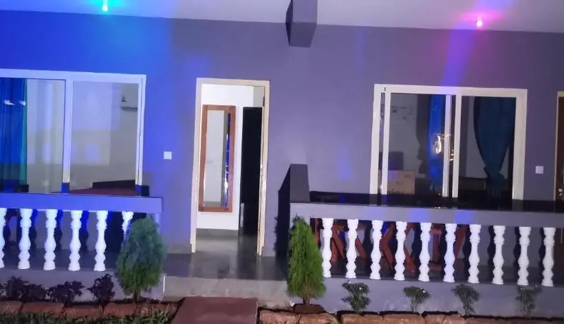 Deluxe Room, Cocks Town