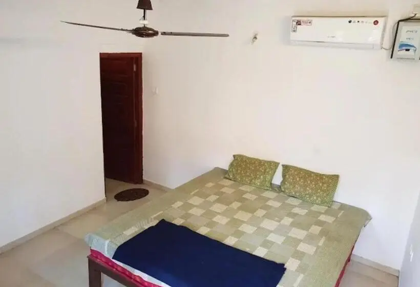Deluxe Room, Cocks Town