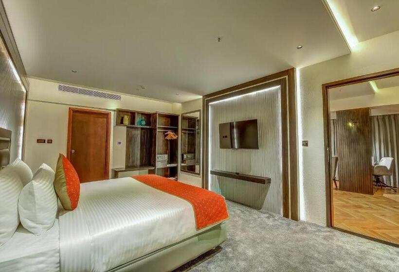 带城市景观的套间, Regenta Central Javaji Mysore