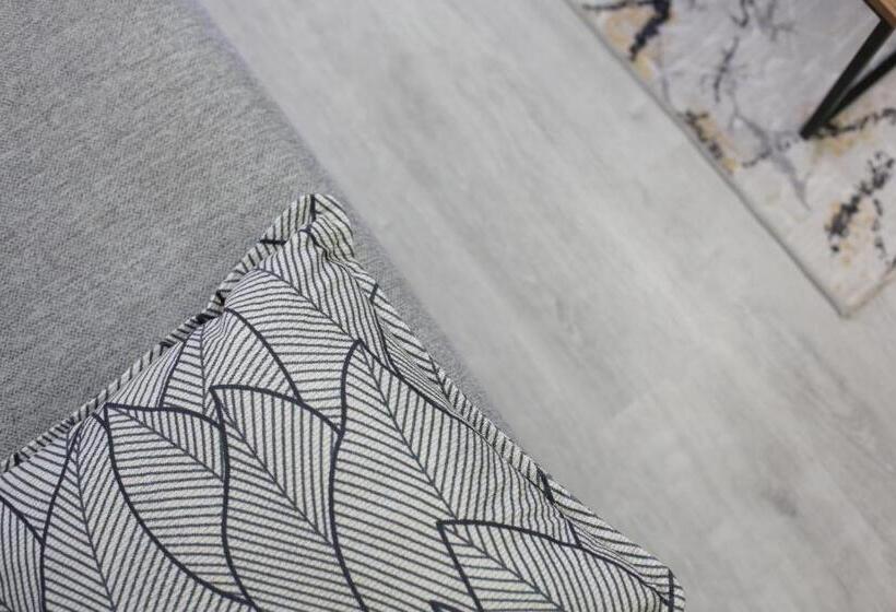 اتاق استاندارد, Bright House Apart