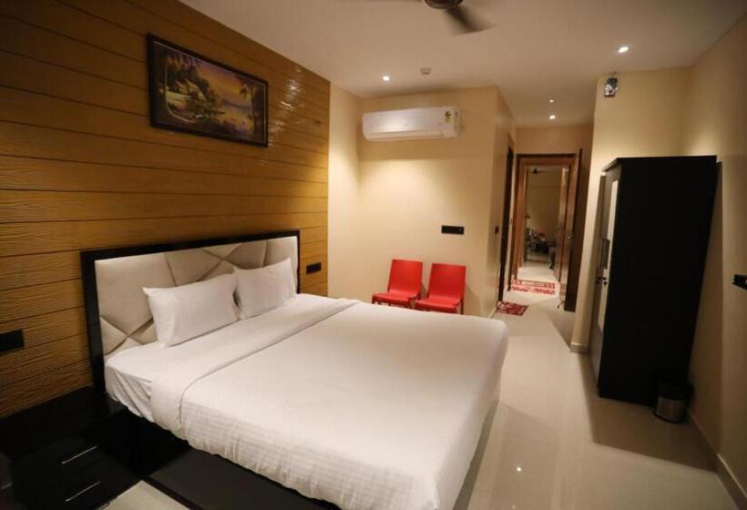 Deluxe Room, Pitambara Lawn And Rooms