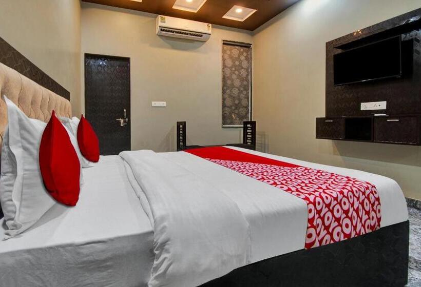 Classic Kolmen Hengen Huone, Oyo Flagship Hotel Fusion