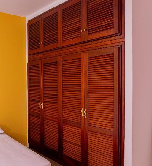اتاق لوکس با بالکن و چشم‌انداز دریا, Villa Palmarina