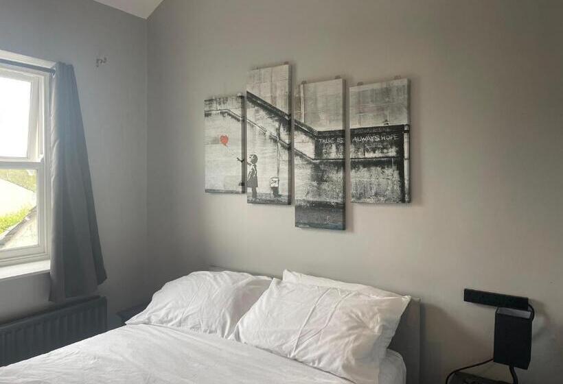 غرفة قياسية, Feildens Arms &